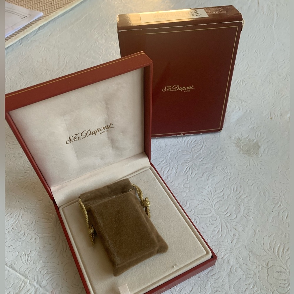 St. Dupont classic roll lighter.                        Rare find. Vintage.